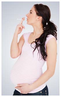 Donna che fuma in gravidanza