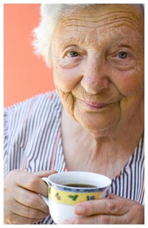 Donna che beve un caff contro la demenza senile