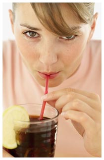 Le bevande dietetiche fanno ingrassare Ragazza che beve una bevanda dietetica