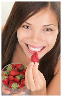 Frutta per diabetici Ragazza diabetica che mangia frutta