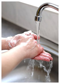 Igiene mani: gli uomini le lavano meno delle donne