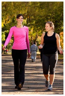 Camminare a passo sostenuto previene le infiammazioni donne che camminano a passo sostenuto