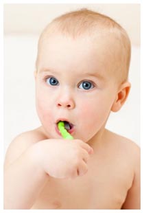 Errori da evitare per pulire bene i denti Bambino che si lava i denti