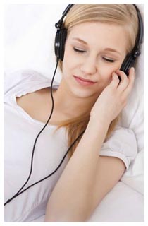 Dormire bene migliora la memoria Donna che dorme ascoltando un rumore rosa