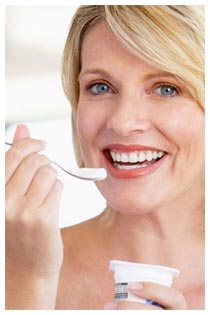 Donna mangia Yogurt per prevenire l'osteoporosi
