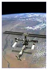 Oggetto non identificato e stazione spaziale internazionale Oggetto non identificato e stazione spaziale internazionale