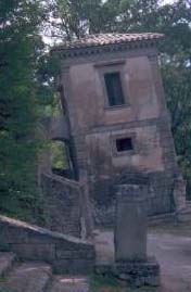 Bomarzo - casa pendente