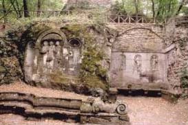 Bomarzo - Le tre grazie abbracciate