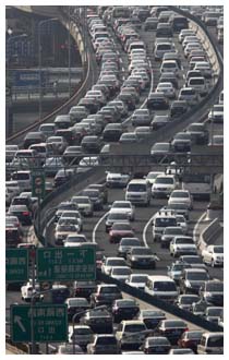 Smog: una delle cause del morbo di Alzheimer Inquinamento atmosferico in una strada trafficata