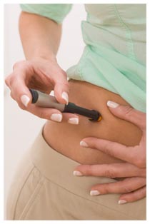Cura diabete con nuove cellule beta per produrre insulina Terapia diabete: iniezione di insulina